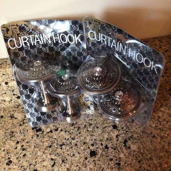 2pairs of Antique Brass Embellished Curtain Hooks - Picture 7 of 7